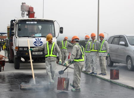 100 met áo đường thảm thử